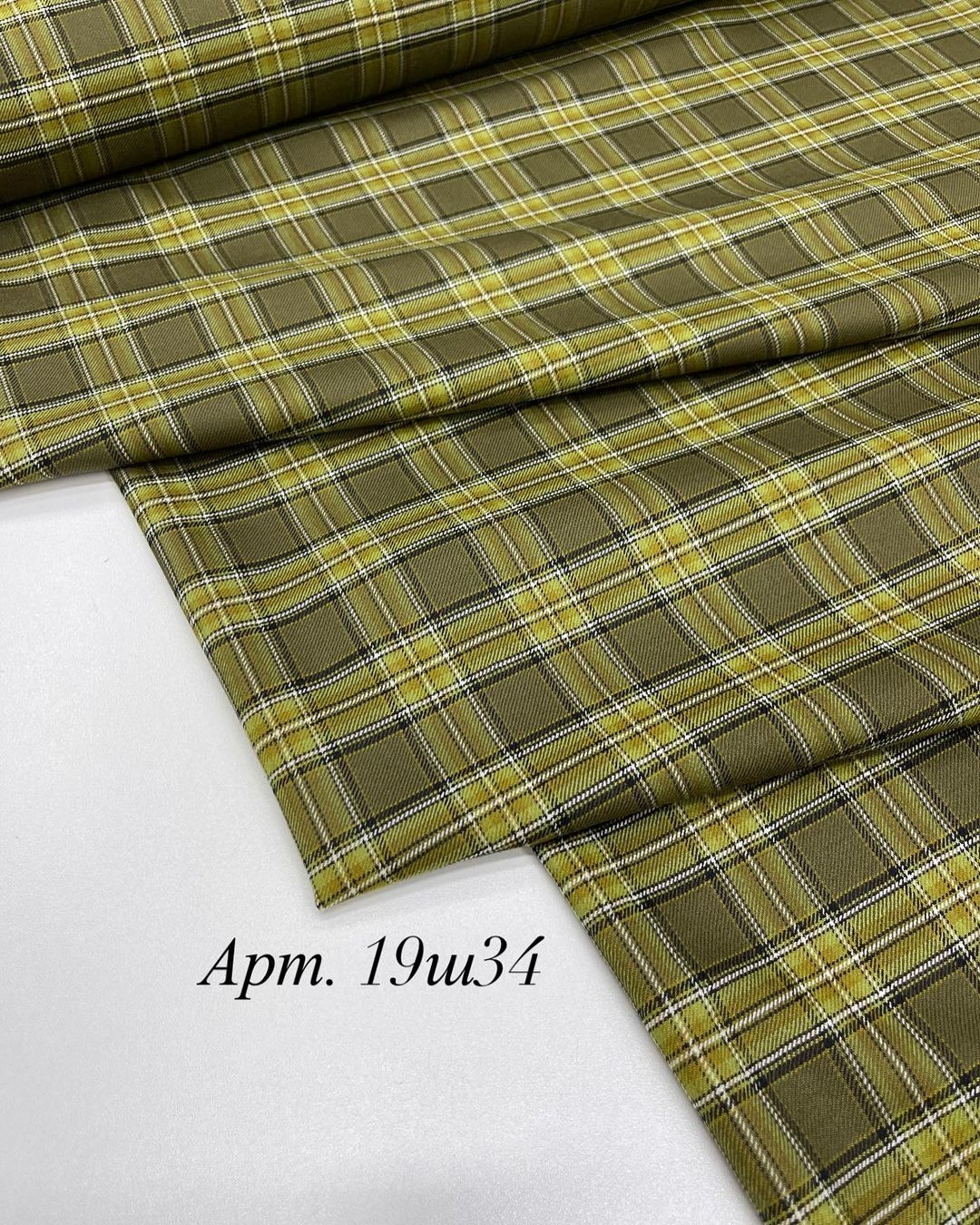 Шерсть оливковая клетка