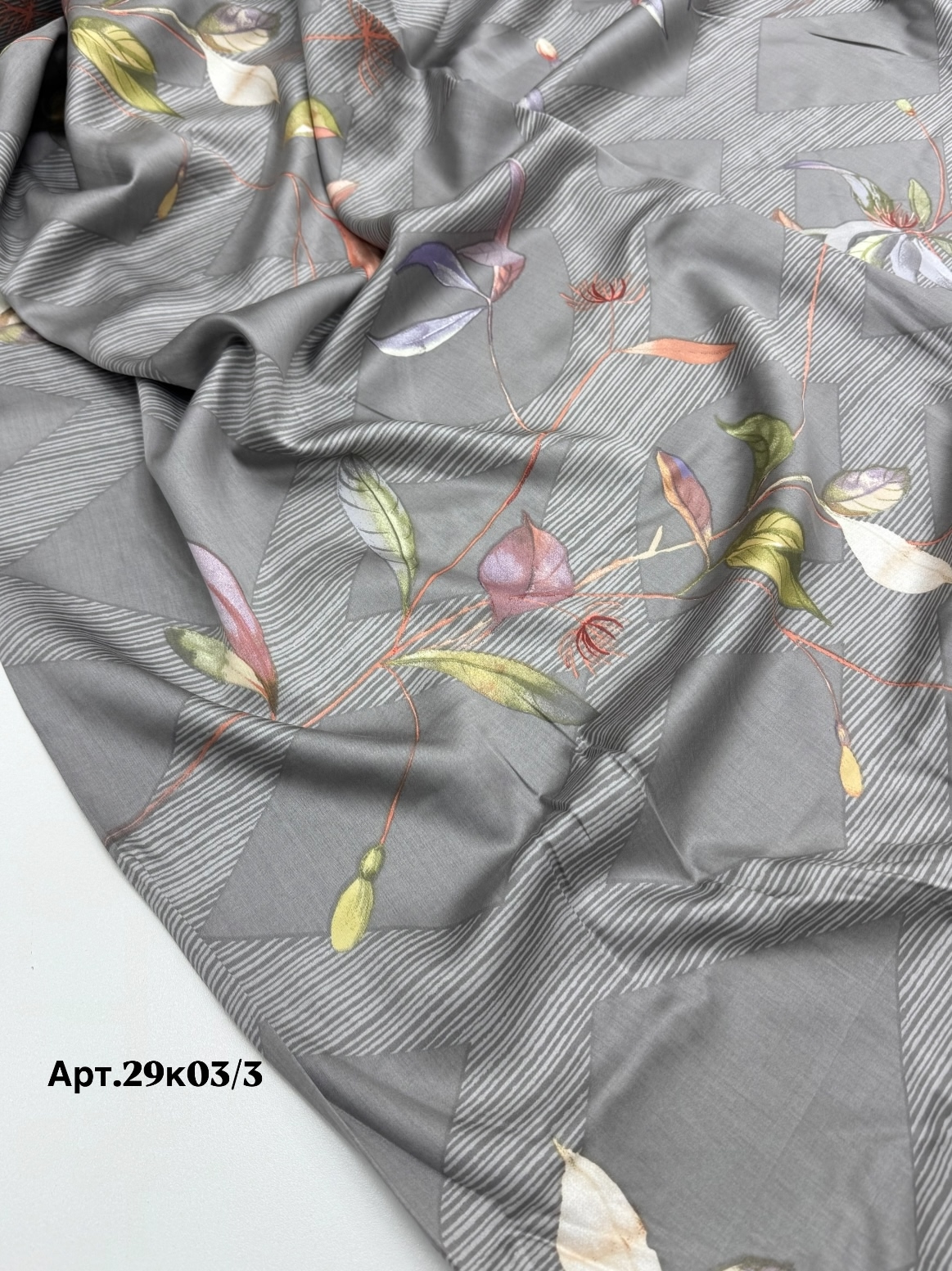 Тенсел цветы на сером