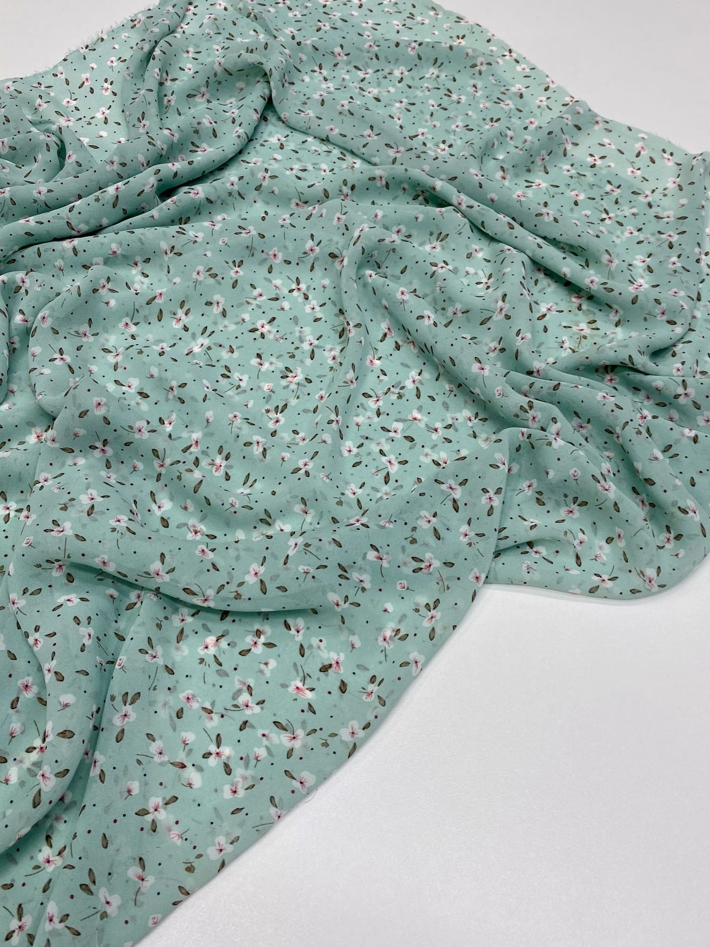 Шифон цветы на зеленом