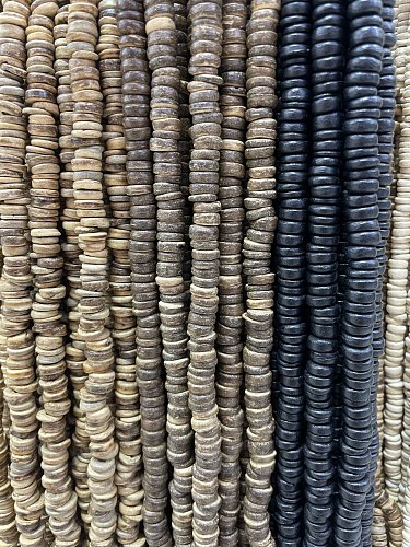 Бусины из кокоса  на леске 8-10 мм  37Б10